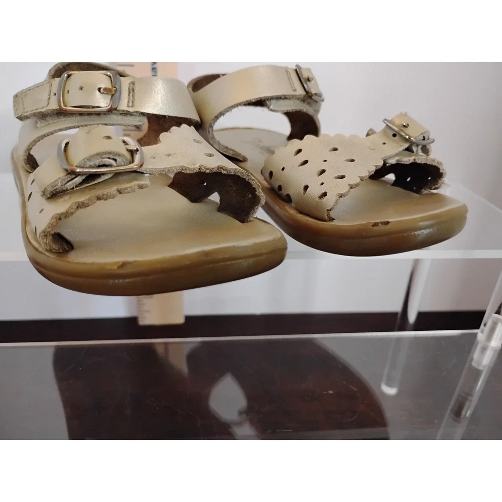 Footmates Ariel Champagne Gold Leather Scalloped Buckle Sandals Kids Size 7